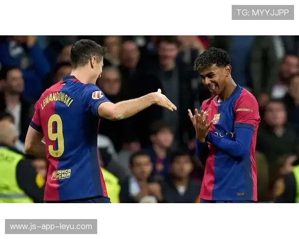 巴萨亚马尔精准过顶助攻莱万轻松破门